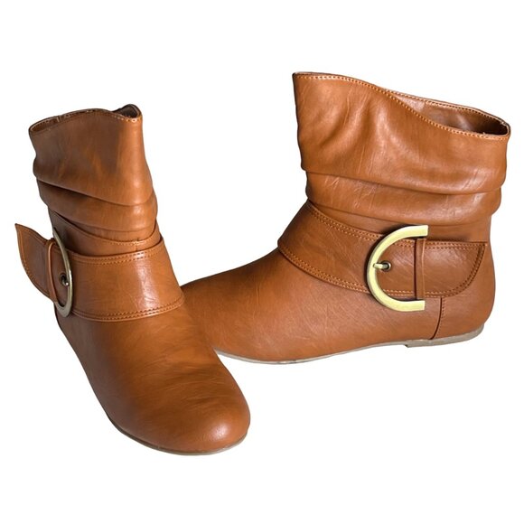 Top Moda Round Toe Slouched Large Buckle Flat Heel Leatherette Ankle Boots - Picture 2 of 7